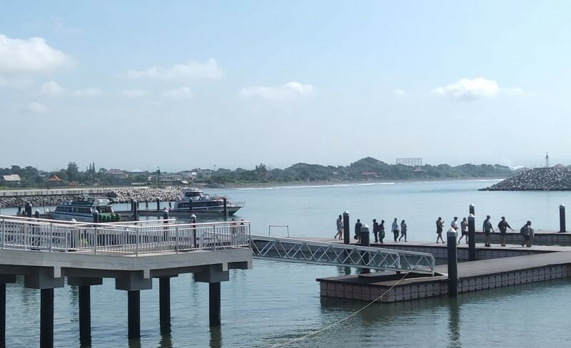 Sejumlah calon penumpang bersiap menaiki kapal cepat menuju Nusa Penida di Pelabuhan Sanur, Denpasar, Provinsi Bali, Jumat (12/5/2023)